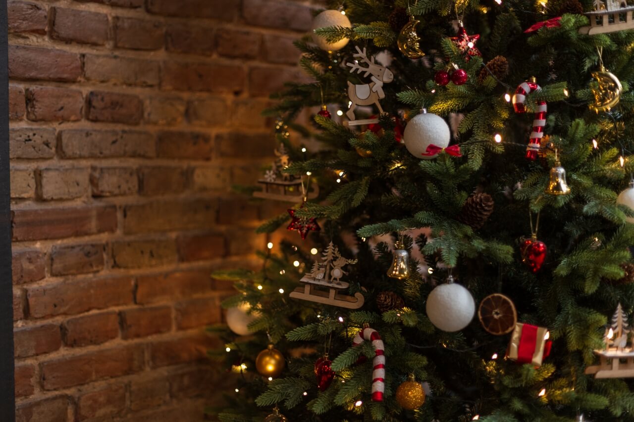 dlaczego warto wybrać sztuczna choinke?