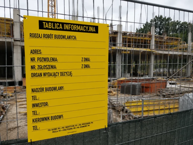 tablica informacyjna budowy